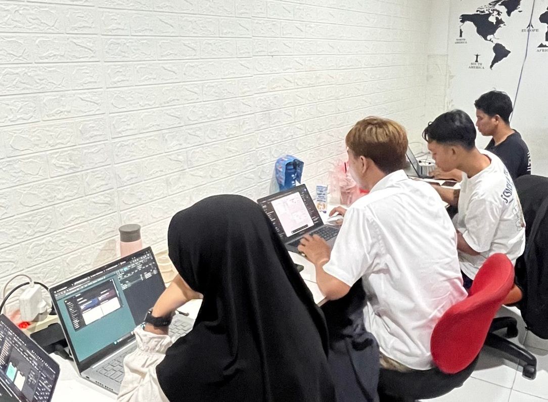 Tim CAN Creative bekerja bersama pada awal perjalanan perusahaan