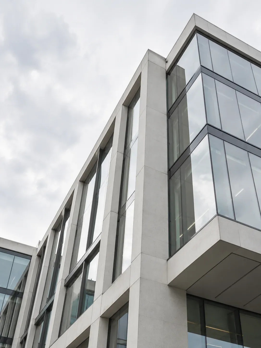 Fasad gedung komersial modern berwarna terang