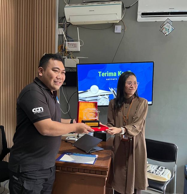 Penyerahan apresiasi dalam kegiatan kolaborasi CAN Creative