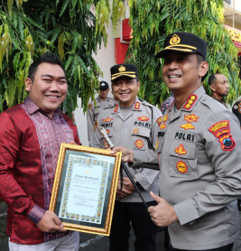 Penyerahan penghargaan kepada CAN Creative bersama jajaran kepolisian