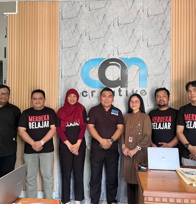 Tim CAN Creative berfoto bersama mitra di kantor