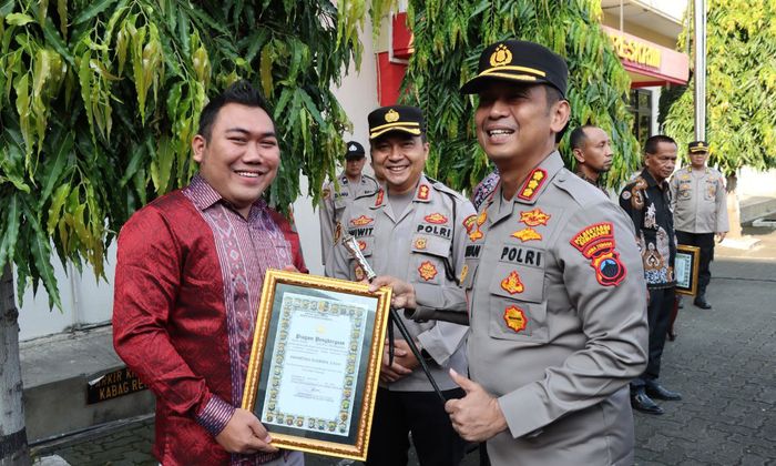 Penerimaan penghargaan bersama jajaran kepolisian