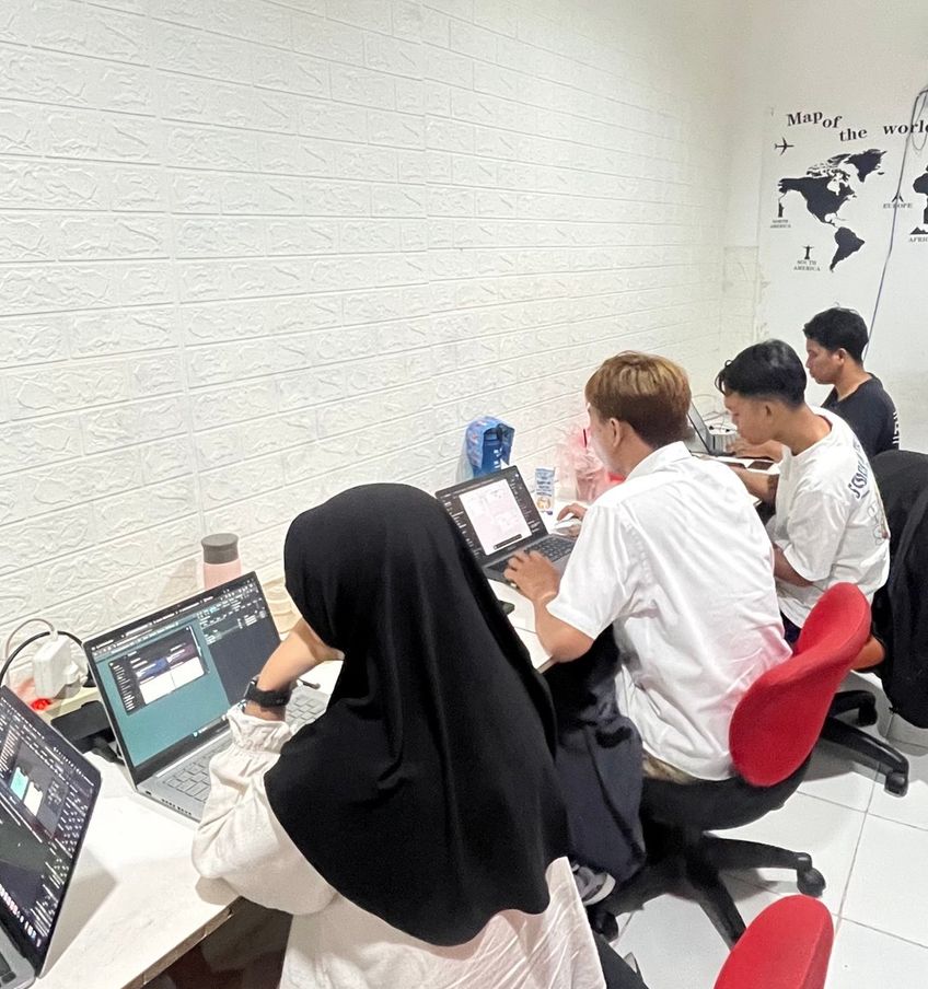 Aktivitas tim CAN Creative bekerja bersama di kantor